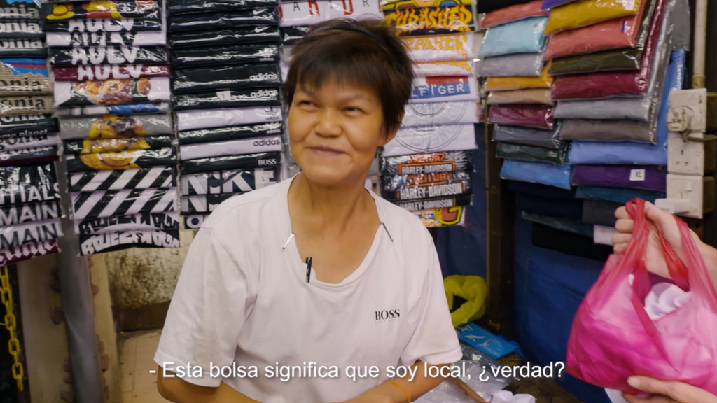 El truco de las bolsas de compra en el Chinatown de Kuala Lumpur: “Si eres local te dan un determinado color y los otros vendedores no te suben el precio”