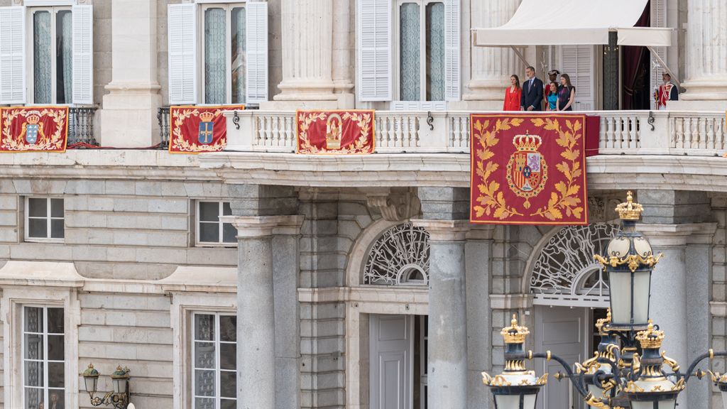 Los reyes y sus hijas en el balcón este 19 de junio.