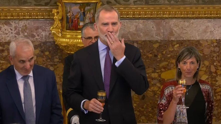 Felipe VI lanzando un beso a sus hijas.
