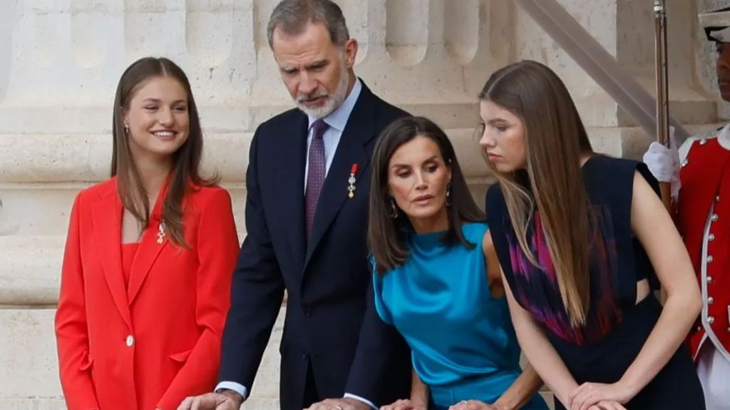Los reyes Felipe VI y Letizia con sus hijas, en el balcón del Palacio Real