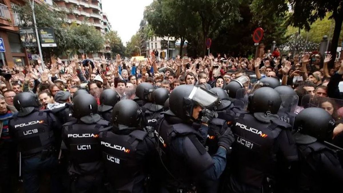 La Fiscalía ha pedido que se amnistíe al medio centenar de policías nacionales investigados por las cargas en el referéndum del 1-O en Barcelona.