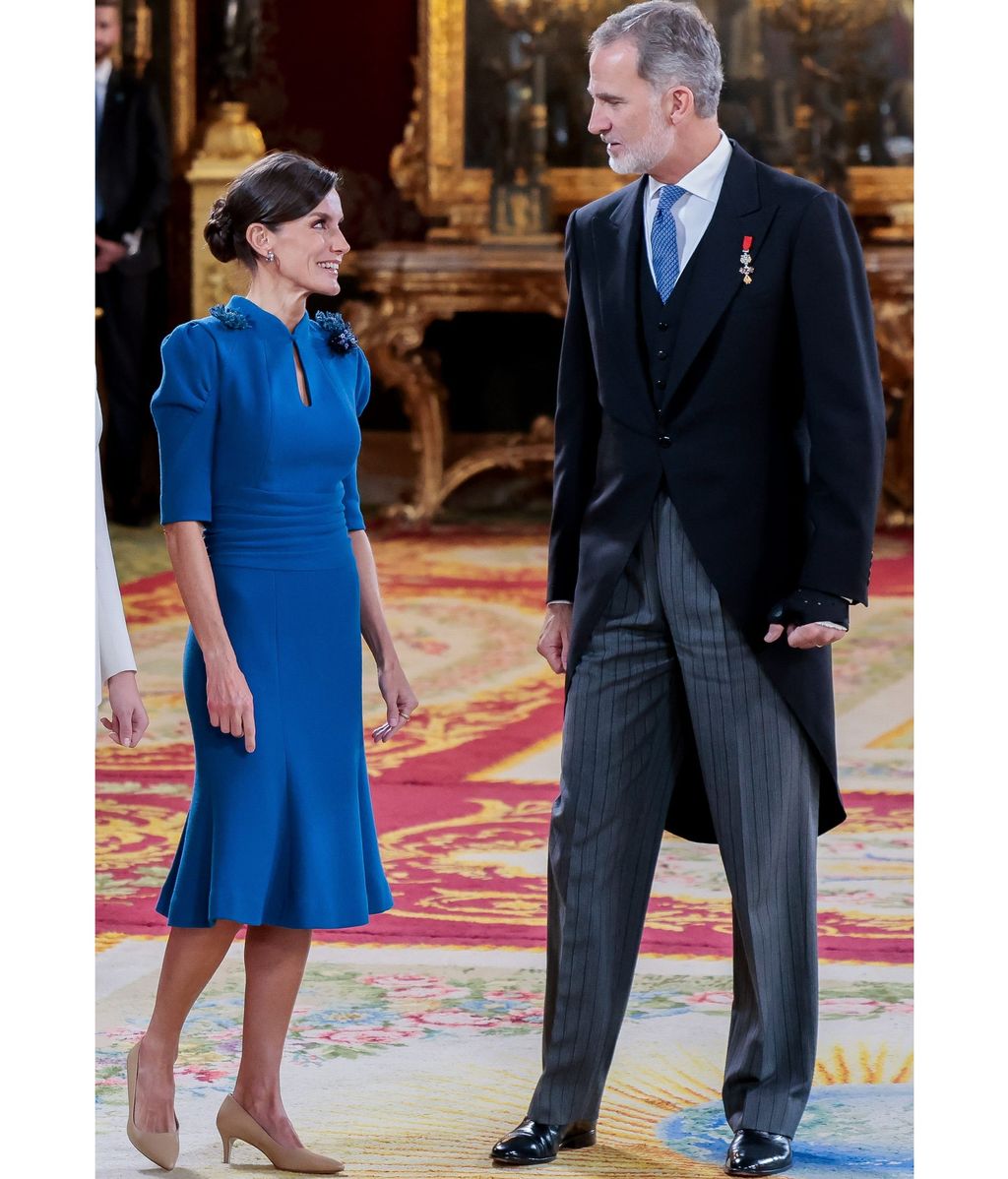 La reina Letizia con vestido de corte midi azul de Carolina Herrera, en 2023