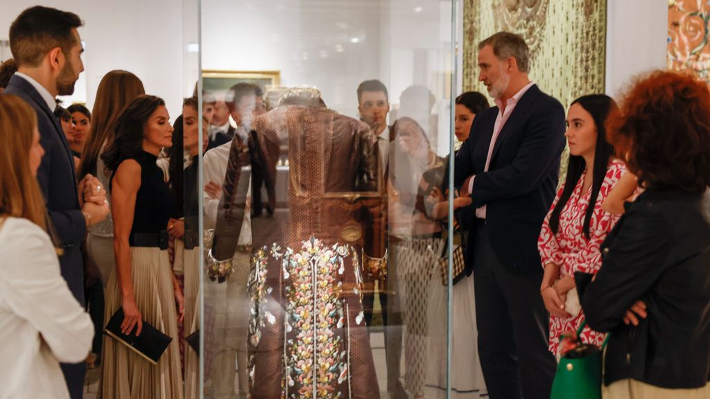 Los reyes devuelven la sorpresa a sus hijas y aparecen en la visita a la Galería de las Colecciones Reales