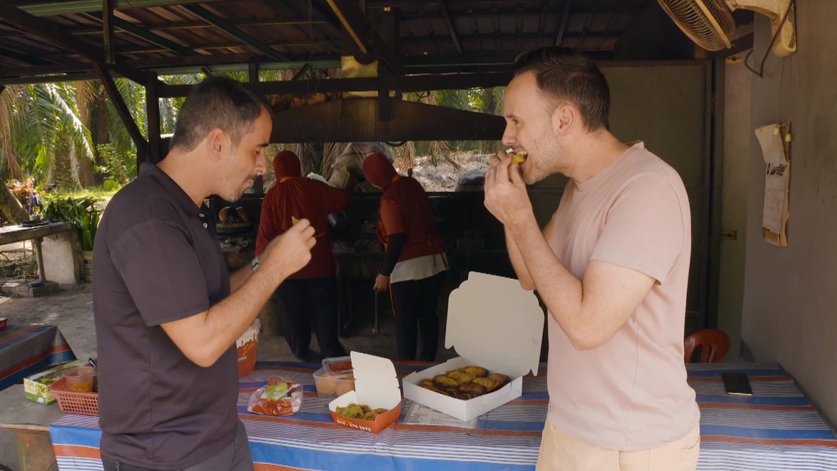 Probamos los dulces 'akok' en Malasia
