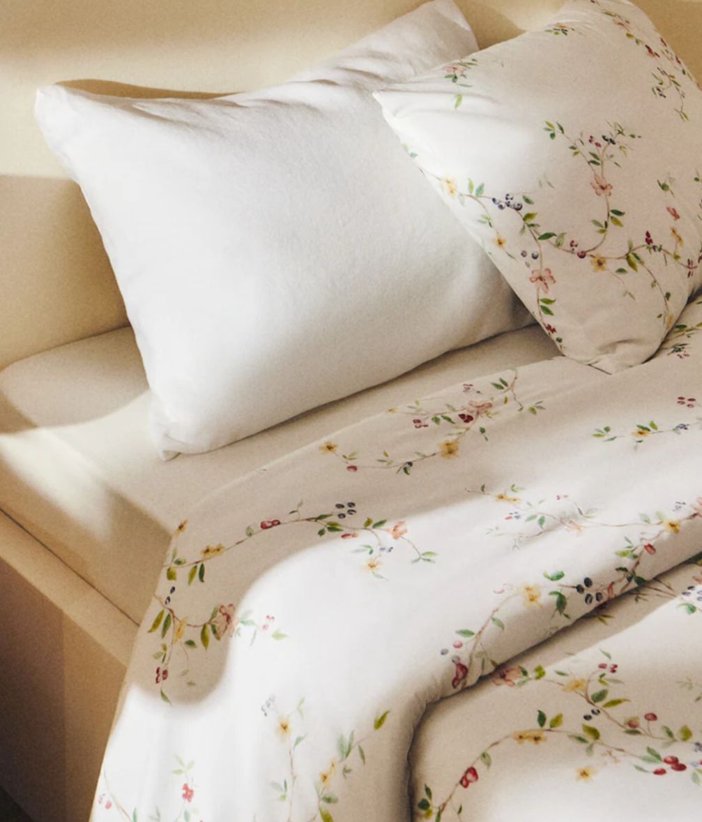 Sábana con estampado de flores y frutas
