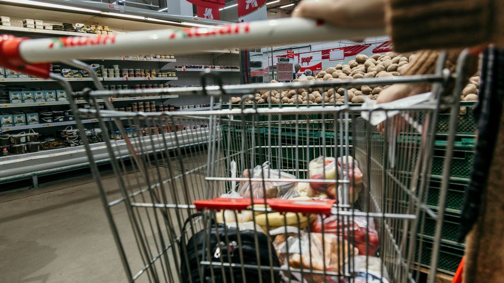 Un carrito de la compra en un supermercado