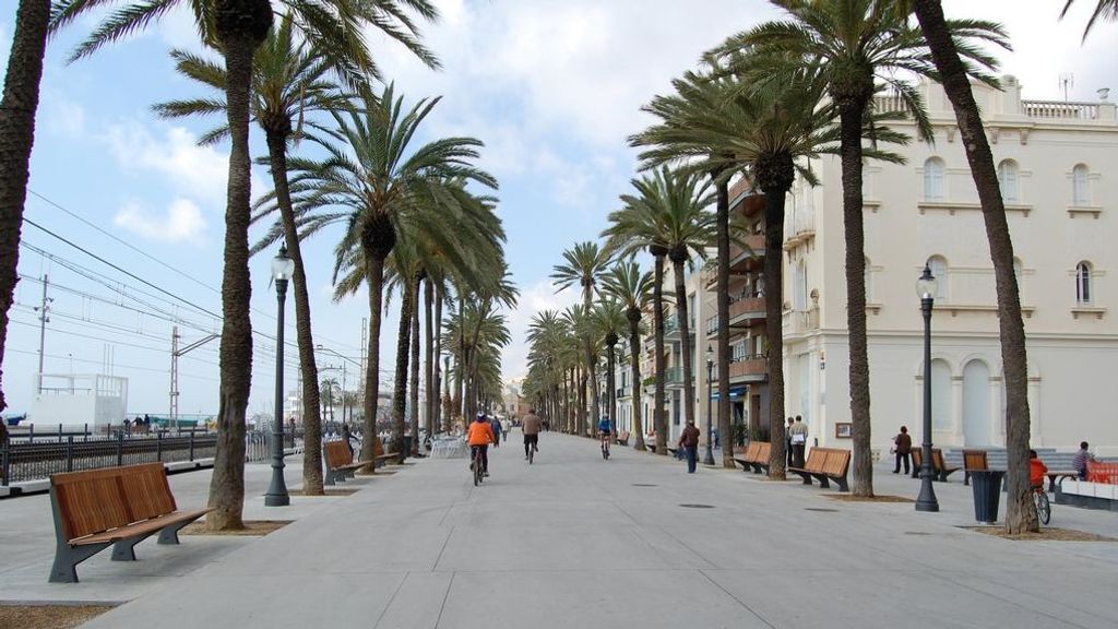 Badalona cerrará las terrazas del frente marítimo una hora antes para facilitar el descanso vecinal