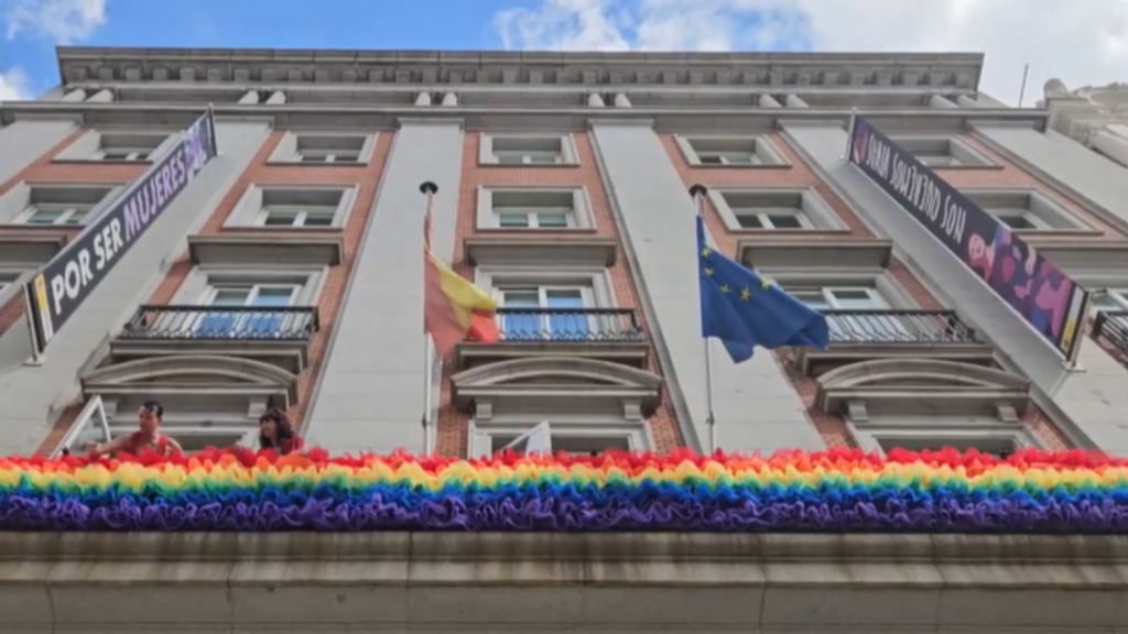 El Ministerio de Igualdad cuelga una bandera de 20 metros con los colores del arcoíris: “Obligación de los poderes públicos”