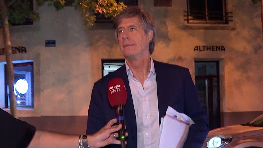 Carlos Costanzia atiende a los medios