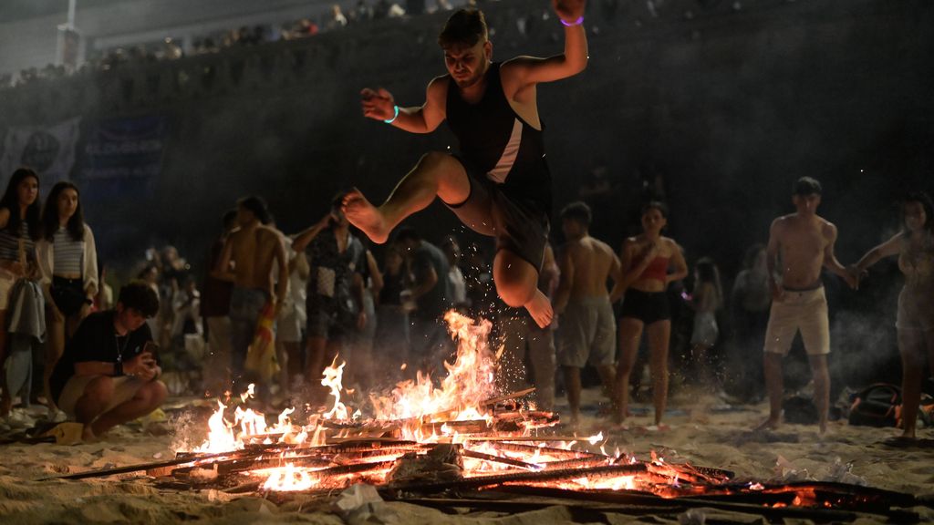 Celebración de la fiesta de San Xoán en la playa del Orzán (A Coruña)