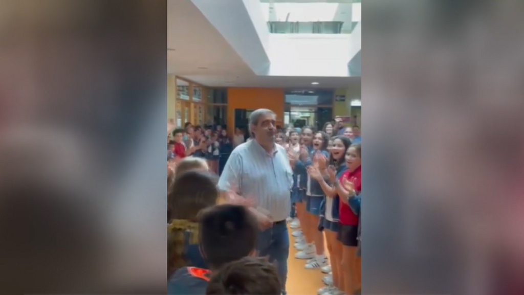 La emotiva despedida de Chema, el conserje de un colegio durante 40 años: “Tuve que aguantar las lágrimas”