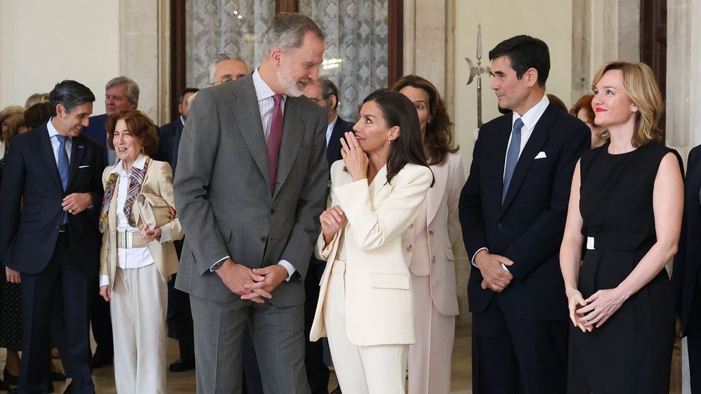 La complicidad de los reyes Felipe VI y Letizia al inaugurar una exposición sobre la Familia Real