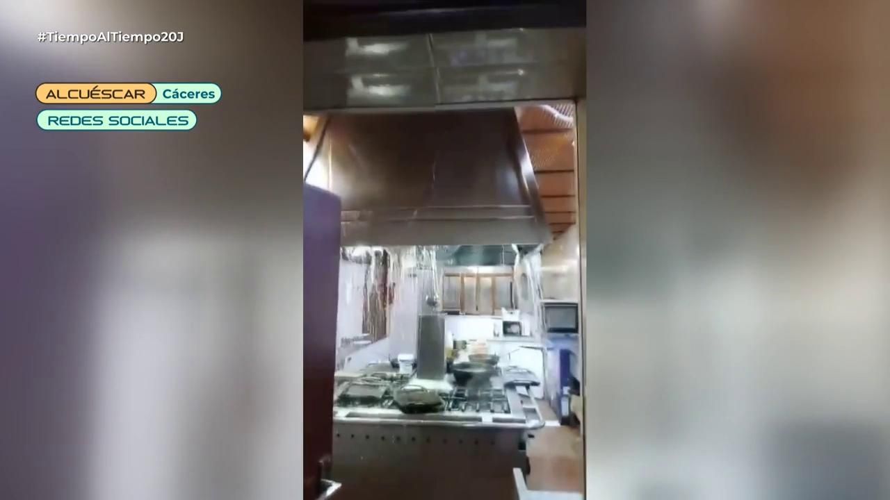 Imágenen del agua entrando en la cocina del restaurante