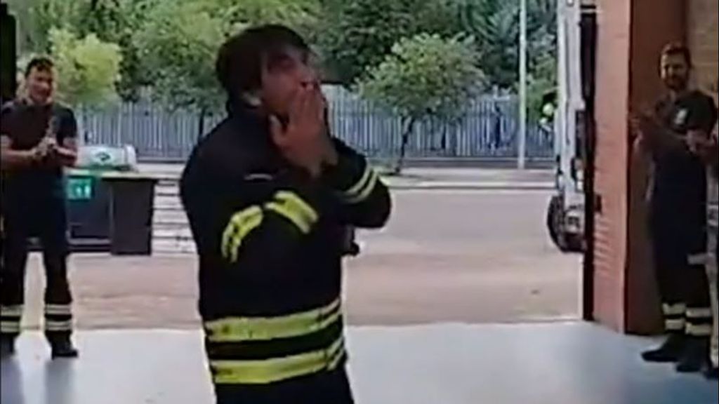 La emotiva despedida de Juanjo, el bombero de Madrid al que han aplaudido todos sus compañeros en su última guardia