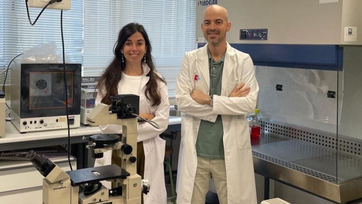 Los investigadores de IDIVAL Javier Riancho y Ana Santurtún en su laboratorio