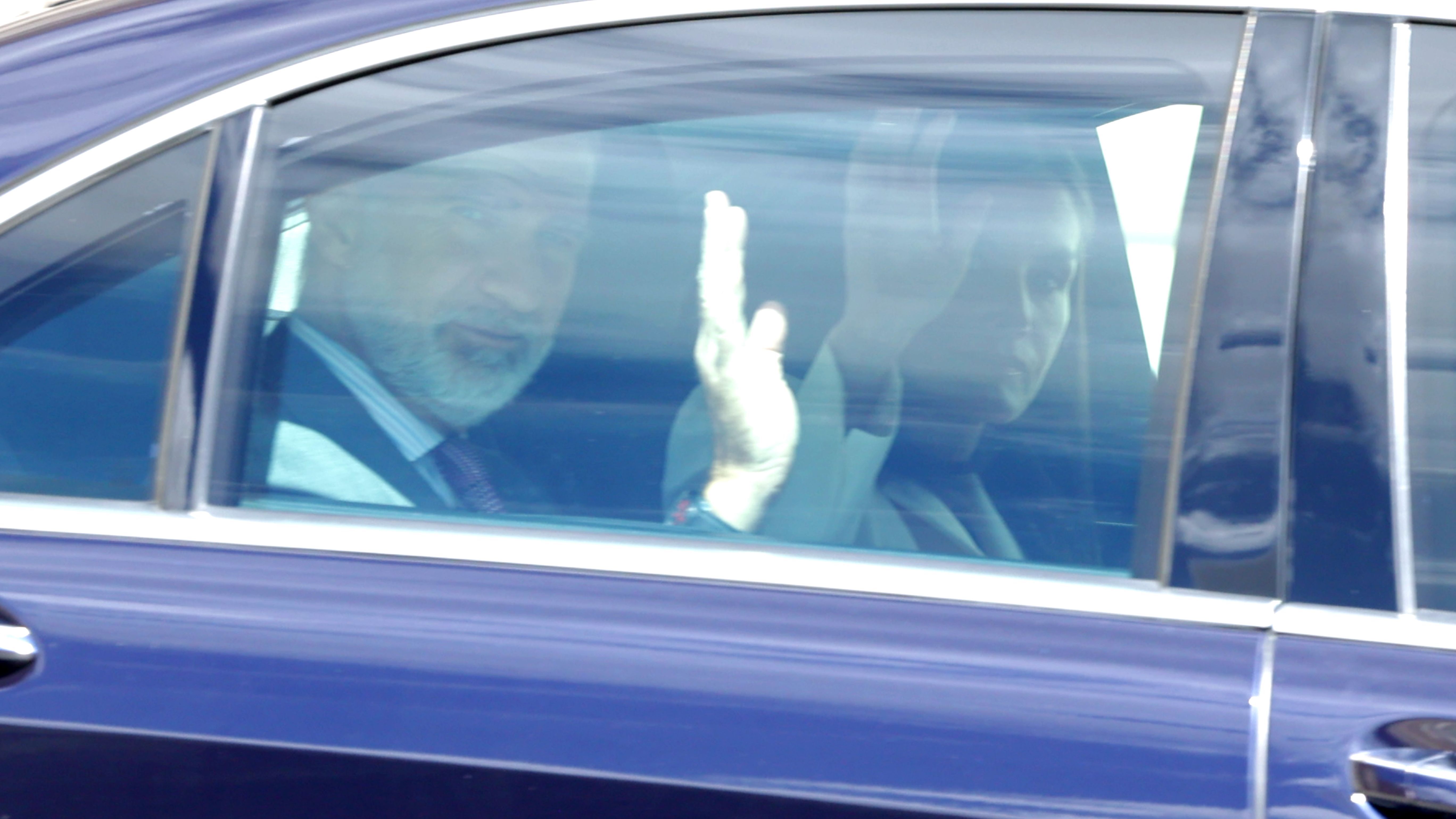 Los reyes abandonando el Palacio Real este 20 de junio.