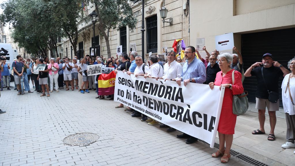 Manifestación ante el Parlamento de Baleares pidiendo la dimisión de su presidente que este rechaza