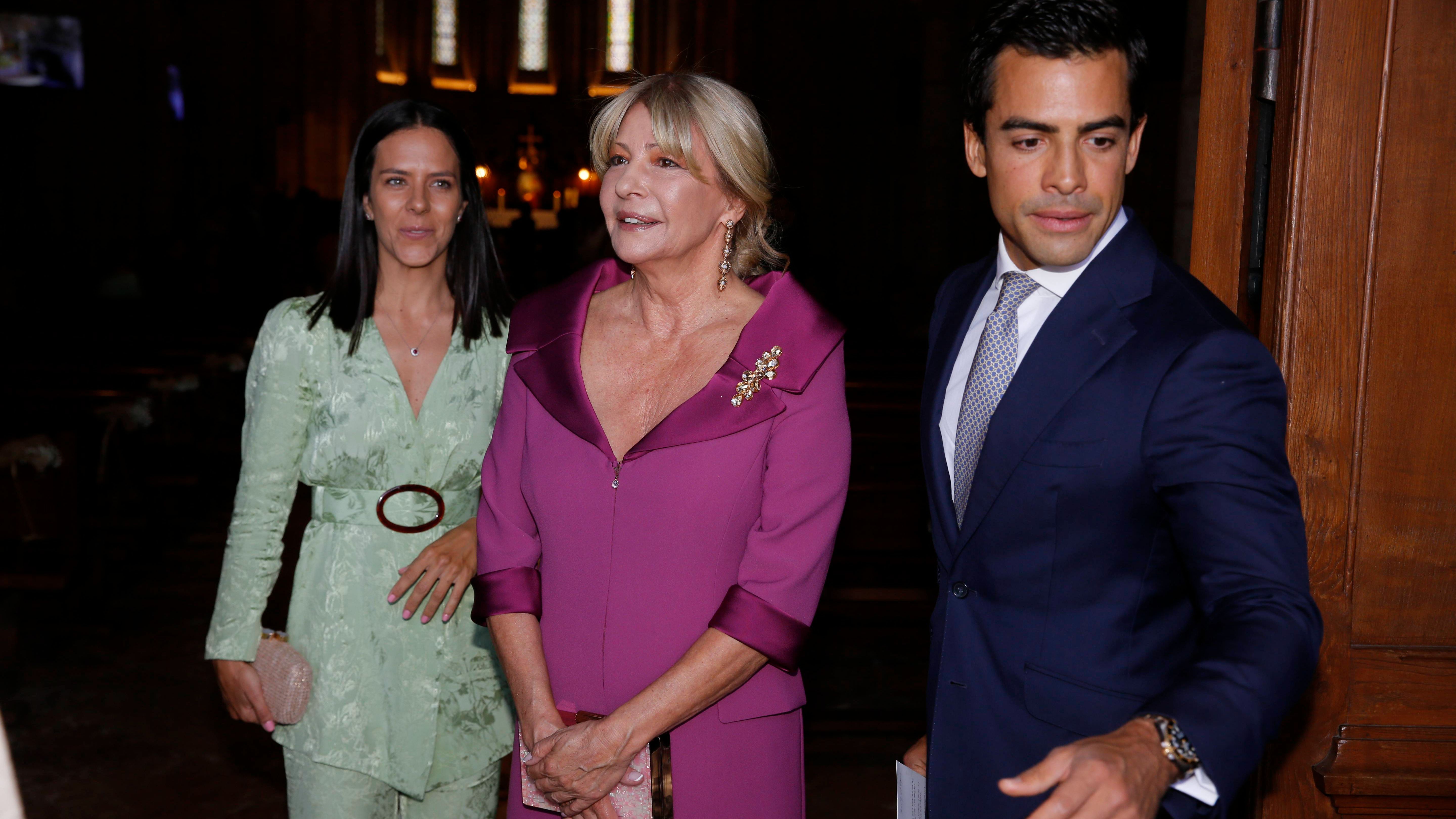 Marta Vázquez de Castro (en el centro) en la boda de su hijo, junto a Juango Ospina