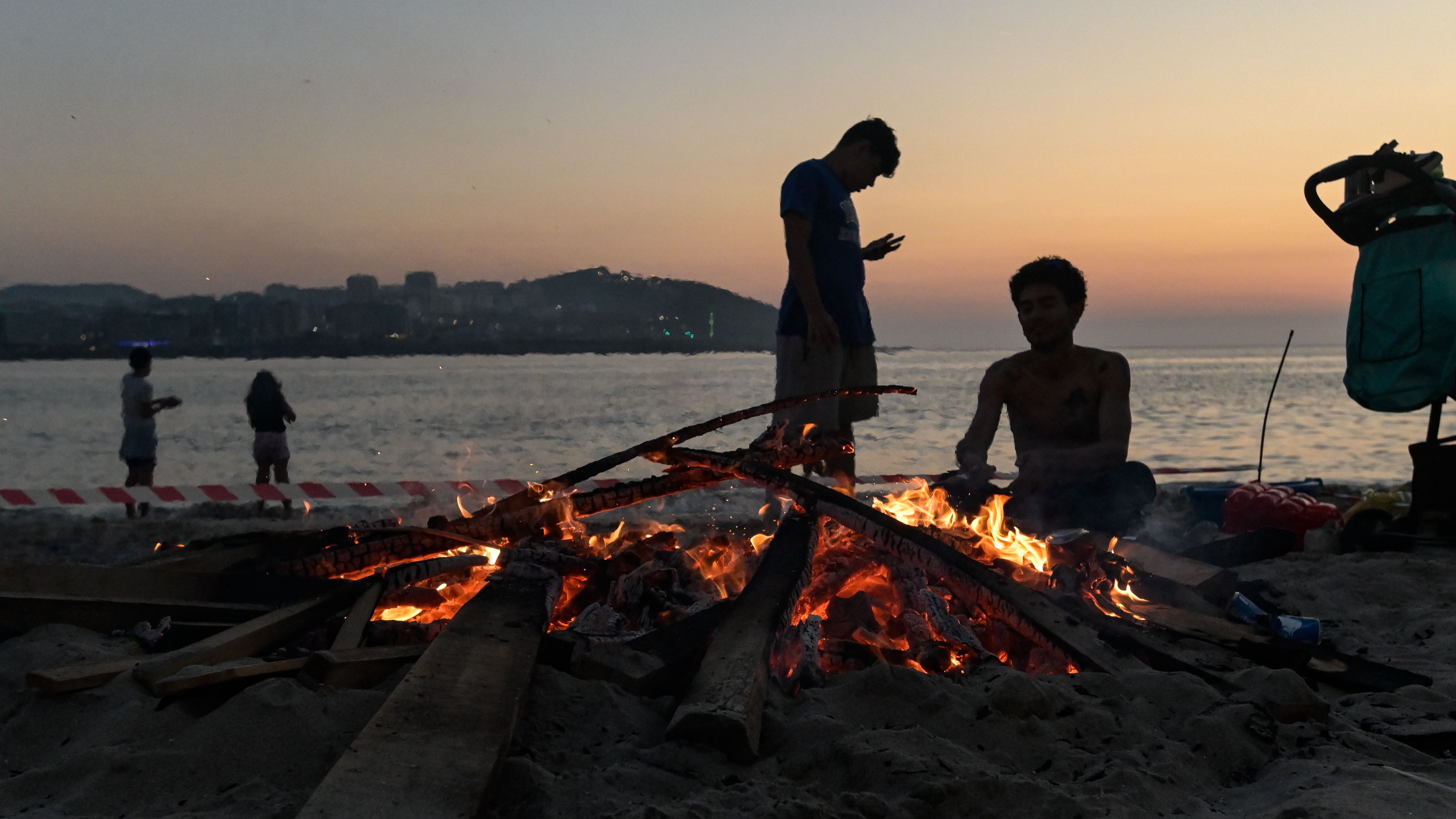 Miles de personas se reunirán en torno a las hogueras en algún arenal gallego