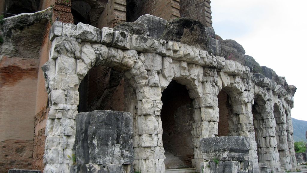 Ruinas sobre ruinas. El antiguo Anfiteatro de Capua estaría en estado de abandono según la prensa italiana.