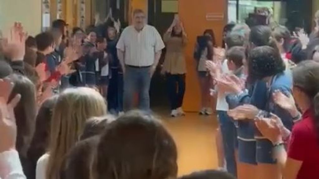 La emotiva despedida a Chema, conserje de un colegio gallego que se jubila tras 40 años