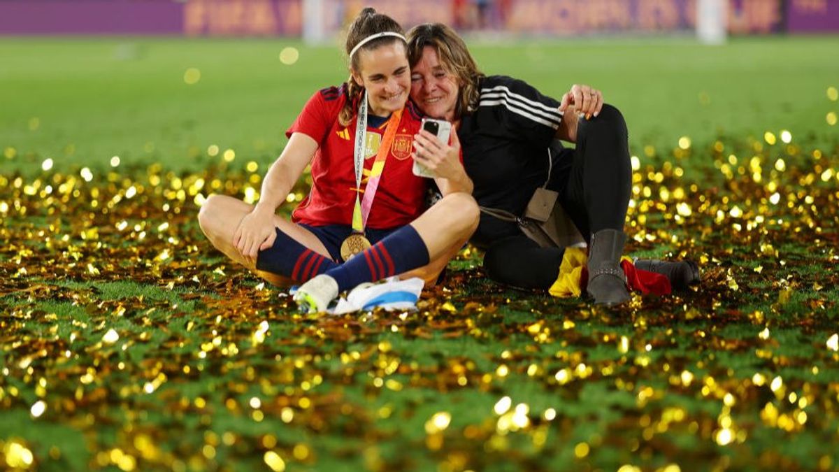Tere Abelleira y Tete, su madre, posan sonrientes nada más conquistar España el Mundial en Sidney