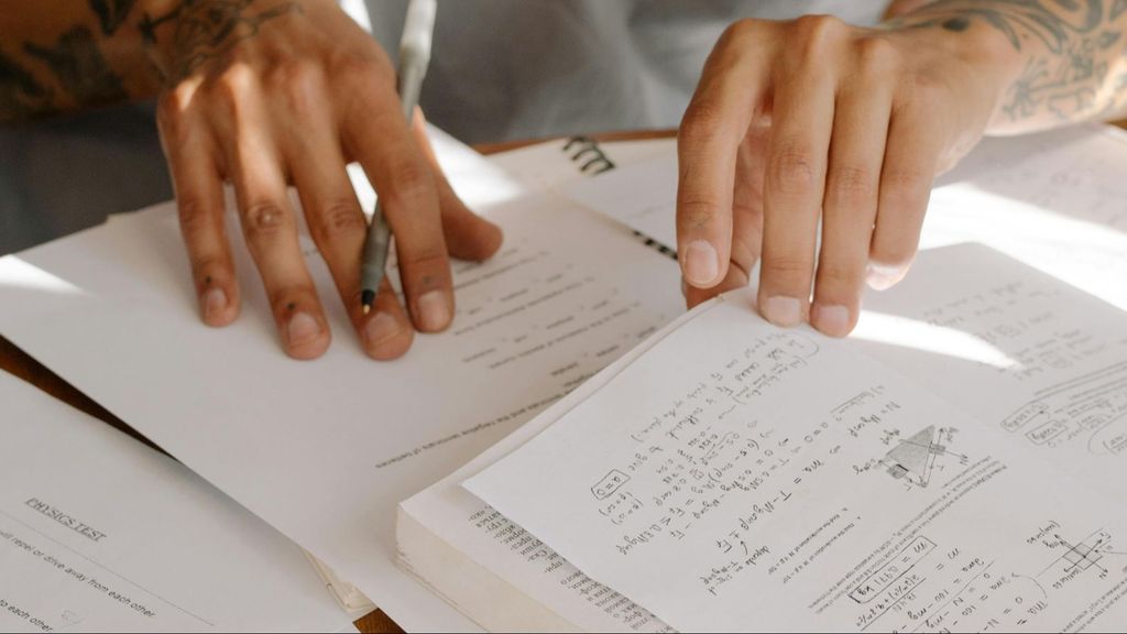 Un joven estudiando para un exámen