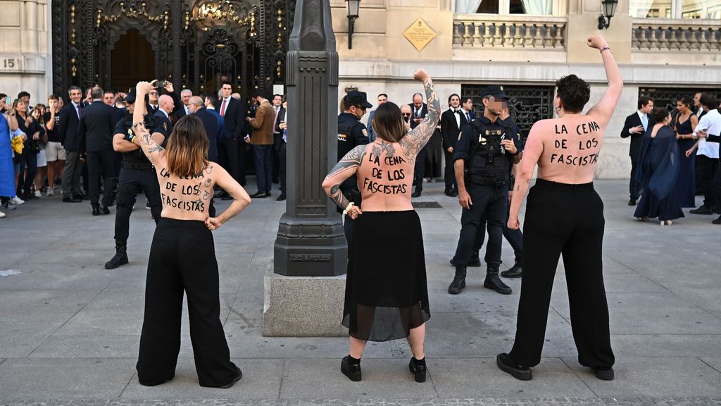 Activistas de Femen protestan contra Javier Milei