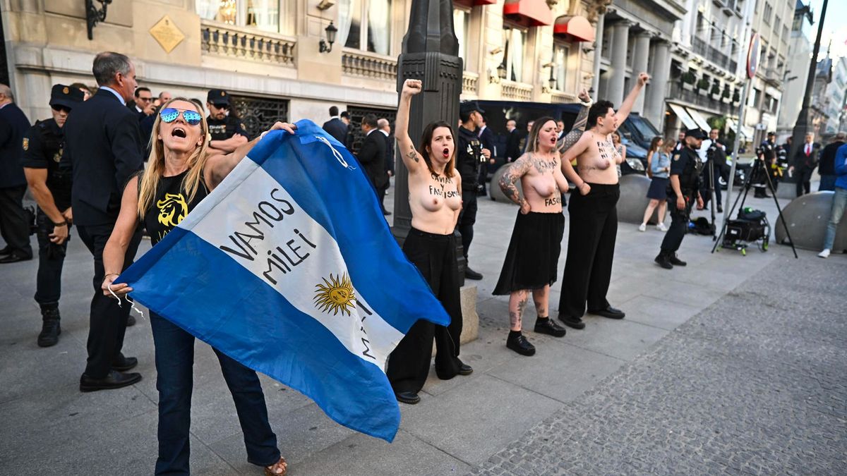Activistas de Femen y una simpatizante de Javier Milei frente al Casino de Madrid