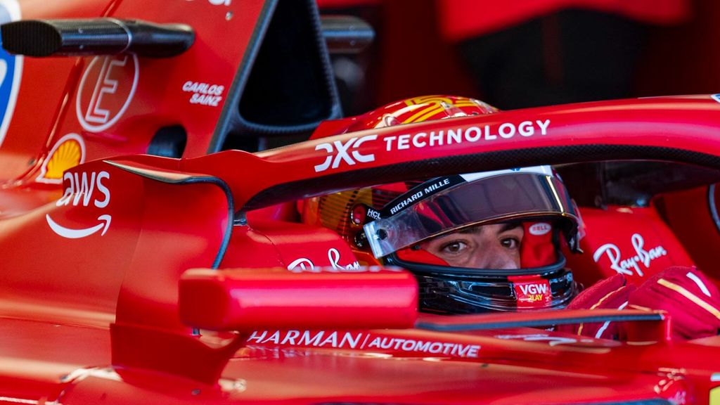 El piloto español Carlos Sainz del equipo Ferrari, en el box de su equipo