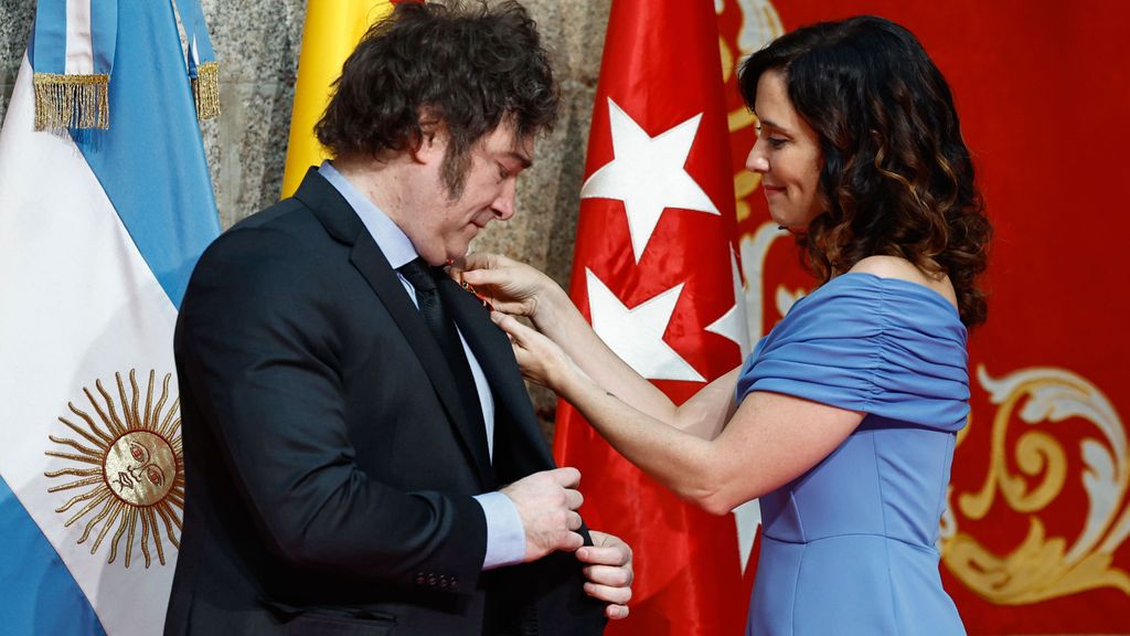 Isabel Díaz Ayuso y Javier Milei en la entrega de la Medalla Internacional