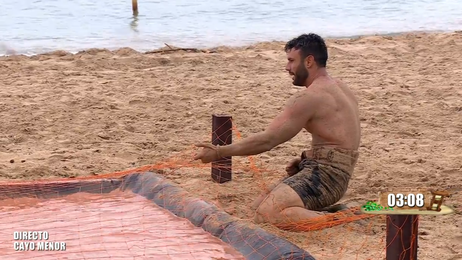 La alegría de Alejandro y Jorge al conseguir las llaves durante el juego de recompensa