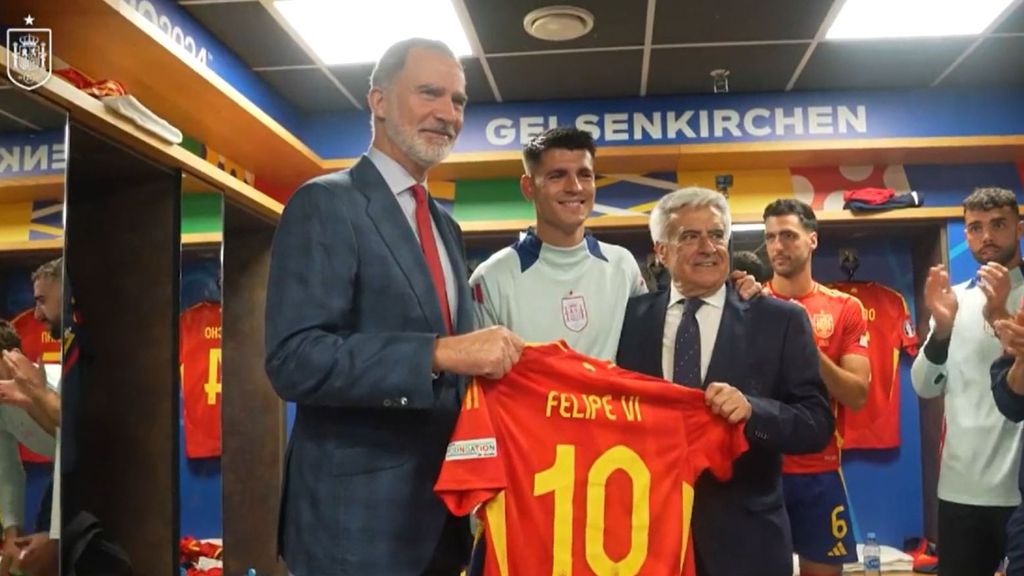 La complicidad del rey Felipe VI con el equipo de la selección española: "Es una maravilla verles jugar"