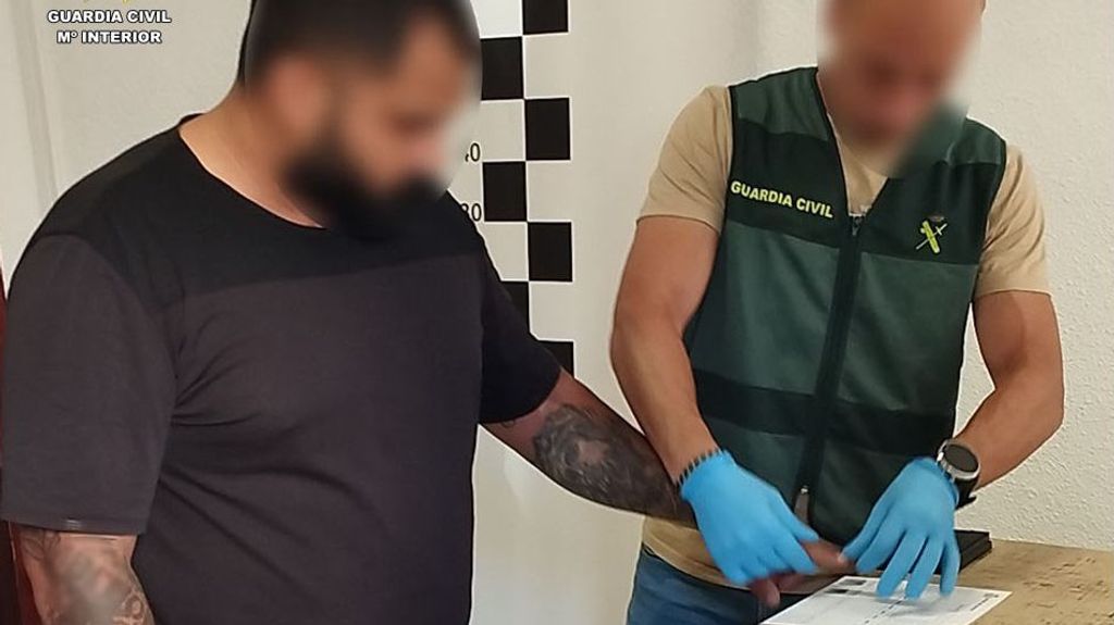 La Guardia Civil toma las huellas dactilares a uno de los detenidos