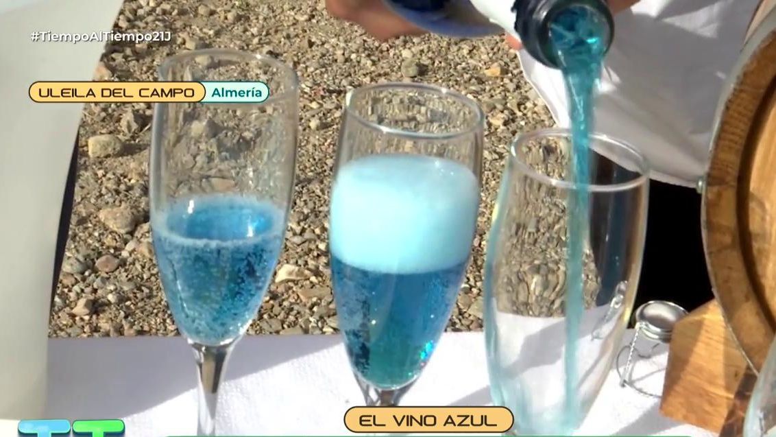 La reportera de 'Tiempo al tiempo' ha podido probar el vino azul