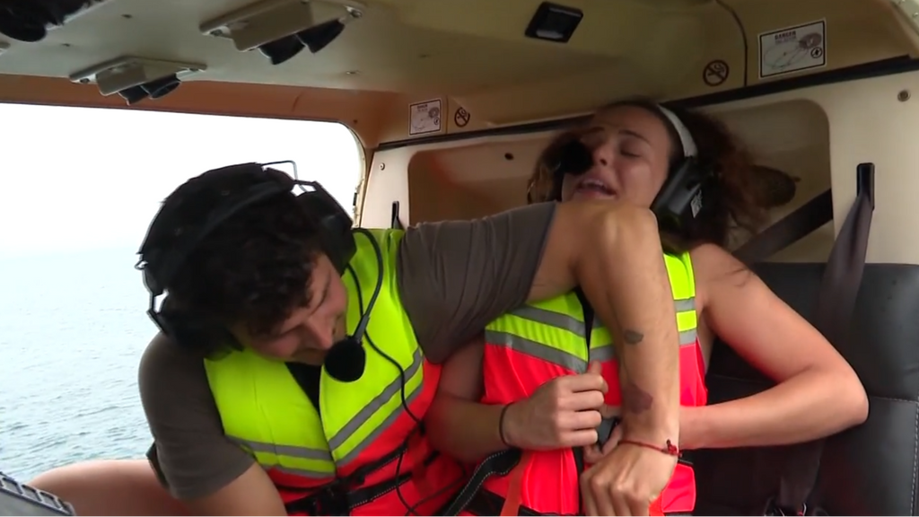 Marta Peñate se quita el chaleco salvavidas antes de saltar del helicóptero