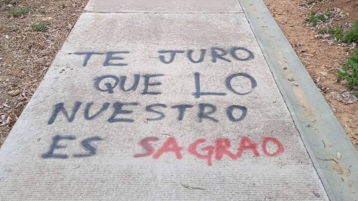 Pintadas vandálicas con mensajes de amor en Huelva