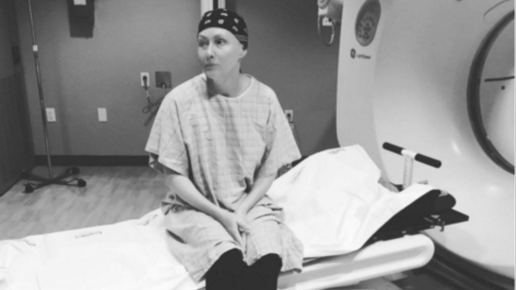 Shannen Doherty iniciando su proceso de radioterapia en 2016.