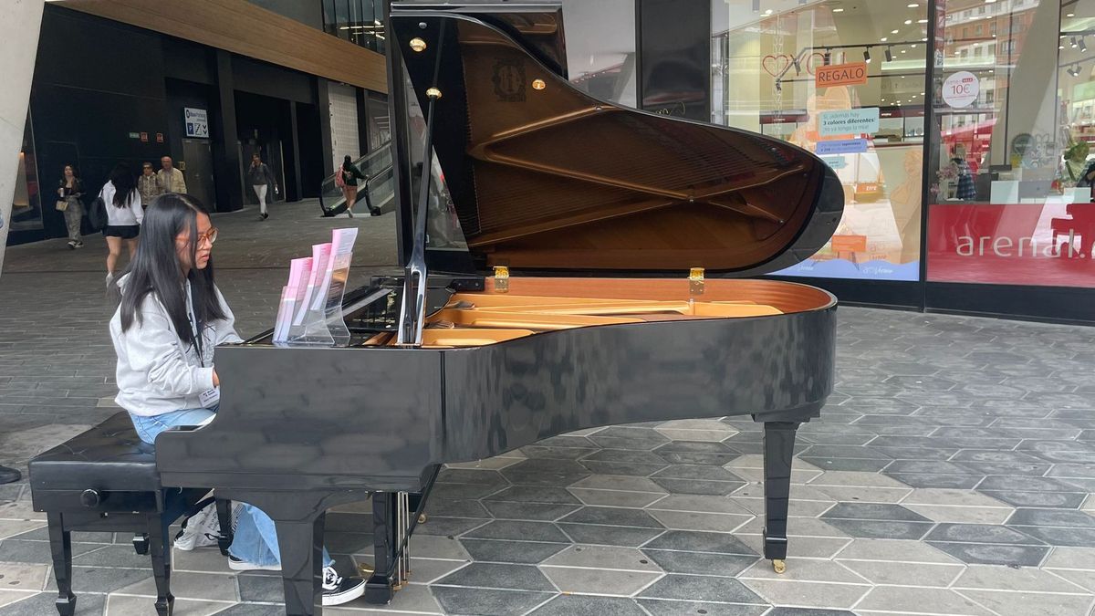 Una joven toca uno de los ocho pianos instalados en Bilbao