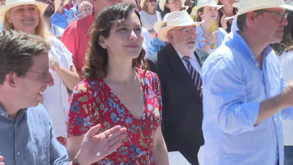 Baño de masas de Isabel Díaz Ayuso en el acto 'Un año con ganas' en Madrid: su rostro hasta en las cañas