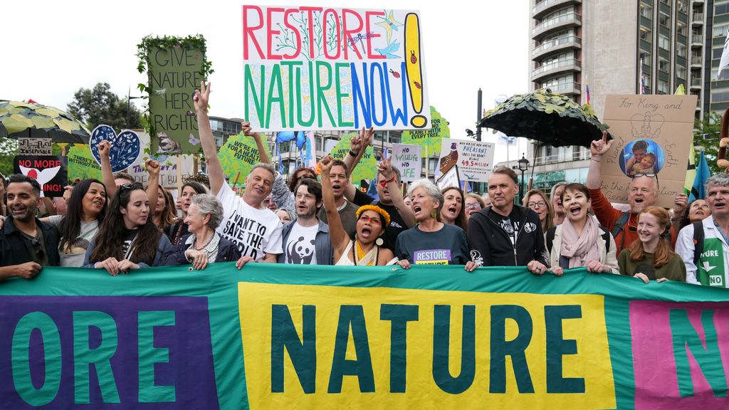 Emma Thompson lidera una marcha en Londres para proteger la naturaleza