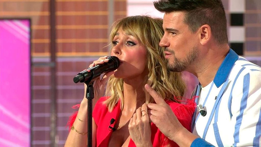 Emma García sorprende cantando en directo 'Sueño su boca' junto a Raúl: "Pido perdón" Fiesta 2024 Top Vídeos 187