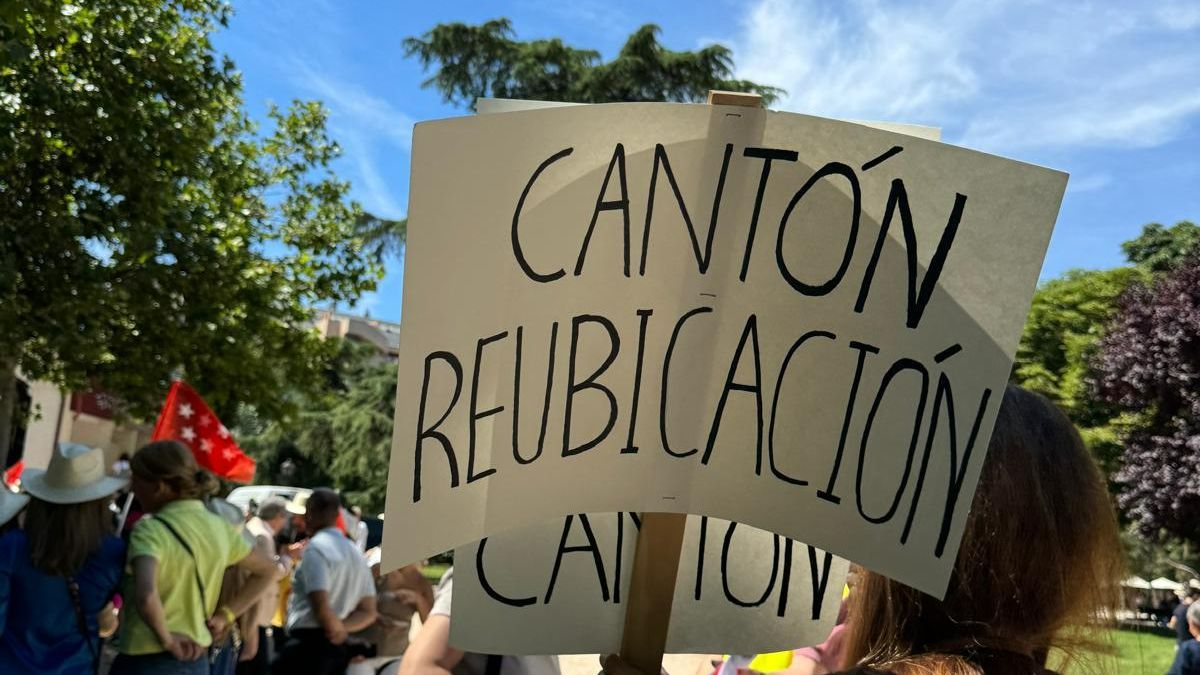 Un acto entre protestas vecinales