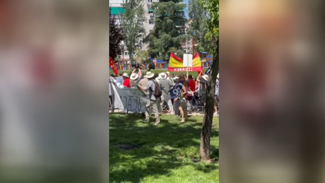 Un acto entre protestas vecinales