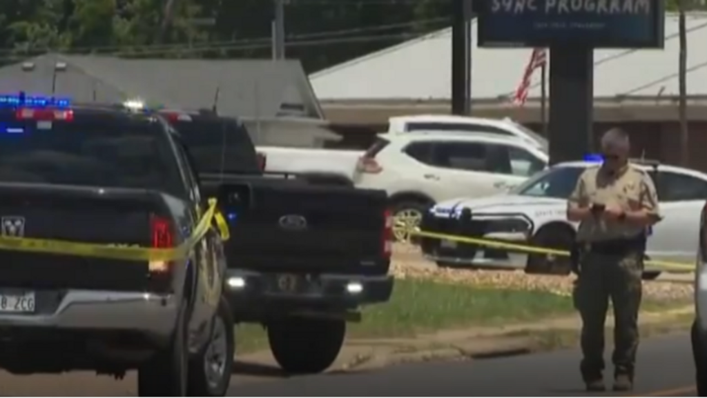 Un hombre mata a tres personas y deja 11 heridos en un tiroteo en un supermercado de Arkansas, EEUU