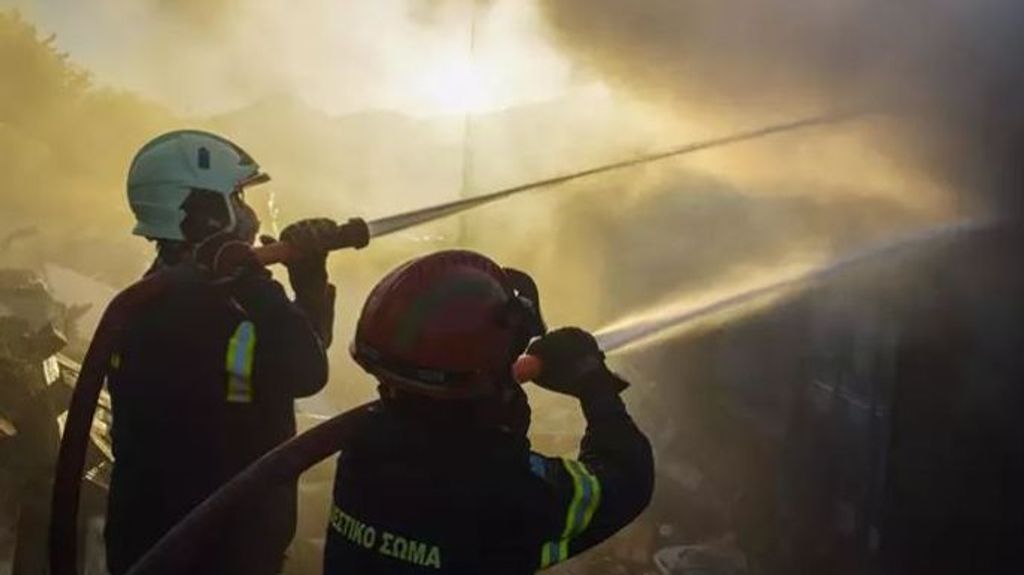 Detenidos 13 tripulantes de un yate, acusados de provocar un incendio en Grecia al lanzar fuegos artificiales