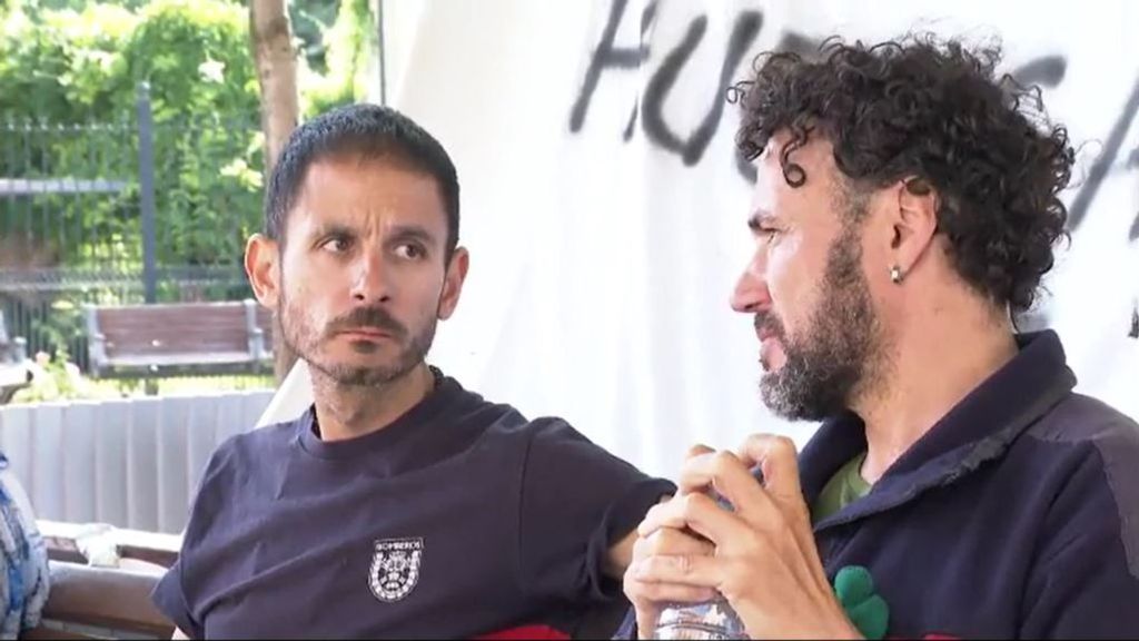 Dos bomberos de Leganés, Madrid, defienden con una huelga de hambre recuperar su puesto