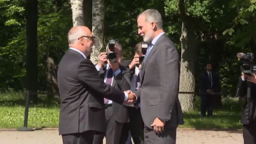 Felipe VI visita en Tallin el portaeronaves ‘Juan Carlos I’ tras su misión en el Báltico