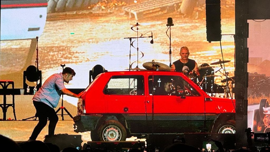 Los hermanos Estopa en un Seat Panda rojo durante un concierto