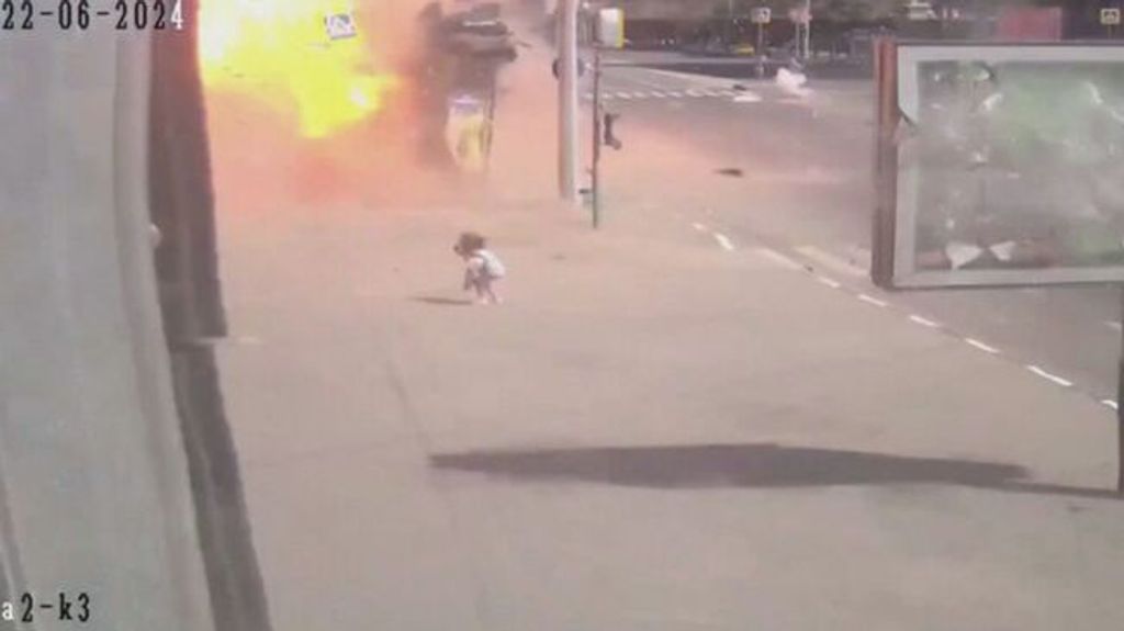 Una cámara graba el impacto de una bomba de Rusia sobre la ciudad ucraniana de Járkov